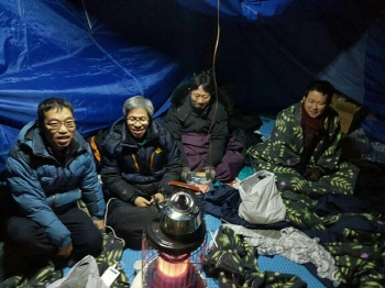 이재용 구속 촉구 법률가 농성장 부숴…법률가들 농성 고수