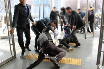 삼성 본관 기습시위…삼성 경비, 철제 바리케이드로 밀어내
