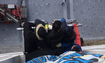 서울대 직원, 대학본부 기습 강제 침탈…학생 2명 응급후송