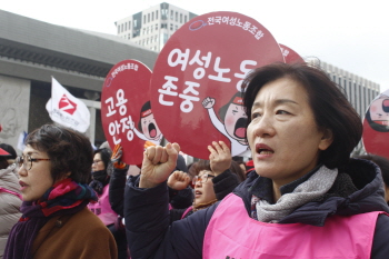 여성 조기퇴근 시위 “여자라서 3시부터 무급노동”