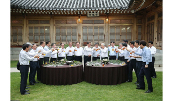 文과 재벌의 만찬, 맥주만 남고 사라진 노동자