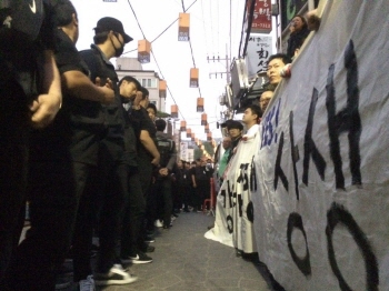 서촌 강제집행 충돌…상인, 시민들이 막아내