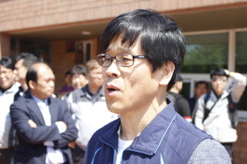 한상균 출소…“노동자 위해 머리띠 다시 동여맬 것”