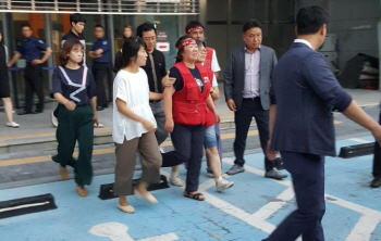 전주시청 점거 택시노동자 2명 연행…남은 4명 점거 지속