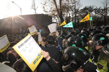 비정규직 공동투쟁단, 청와대 앞에서 경찰과 충돌