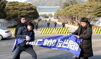 경찰, “김용균 진상규명” 비정규직 6명 연행…1명 부상