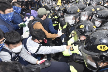 민주노총 1만 명, 국회 앞 “노동법 개악 저지” 투쟁
