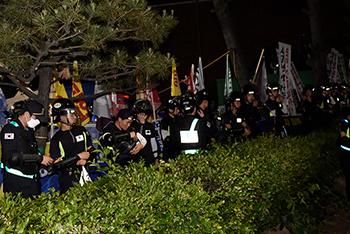 현중 주총 새벽, 긴장 감돌아…경찰 대규모 배치