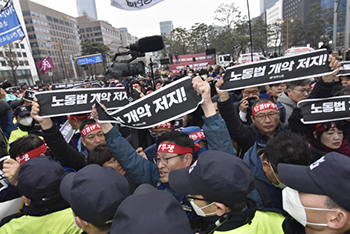 민주노총 간부 6명 구속영장…文, 반노동 수위 높이나