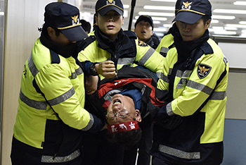 경찰, 전교조 폭력 연행…文 ‘법외노조 취소’ 약속 어디?