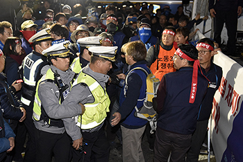 文정부 민주노총 탄압 계속…조직실장 자택 압수수색