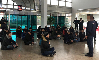 쌍용차 복직자, 로비서 연좌 농성…“휴직 연장 말고 부서 배치”
