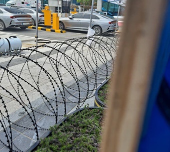 고객센터 직영화 요구에 철조망 설치로 답한 ‘건보공단’