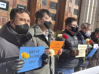 코로나 사망자 애도장 “사회적 책임 묻는다”