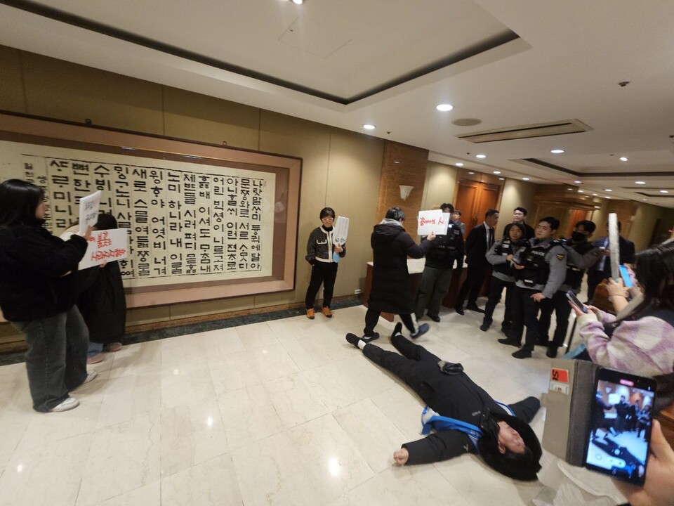 경찰, 세종호텔 해고 노동자·연대 시민 수갑 채워 집단 연행
