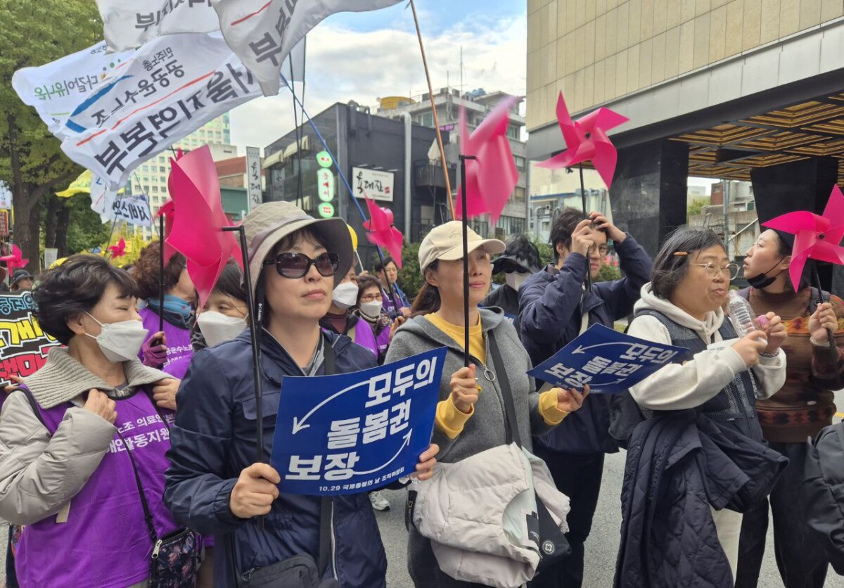 돌봄은 왜 여성의 몫이 되었는가 – 노인생활지원사의 노동을 말하다