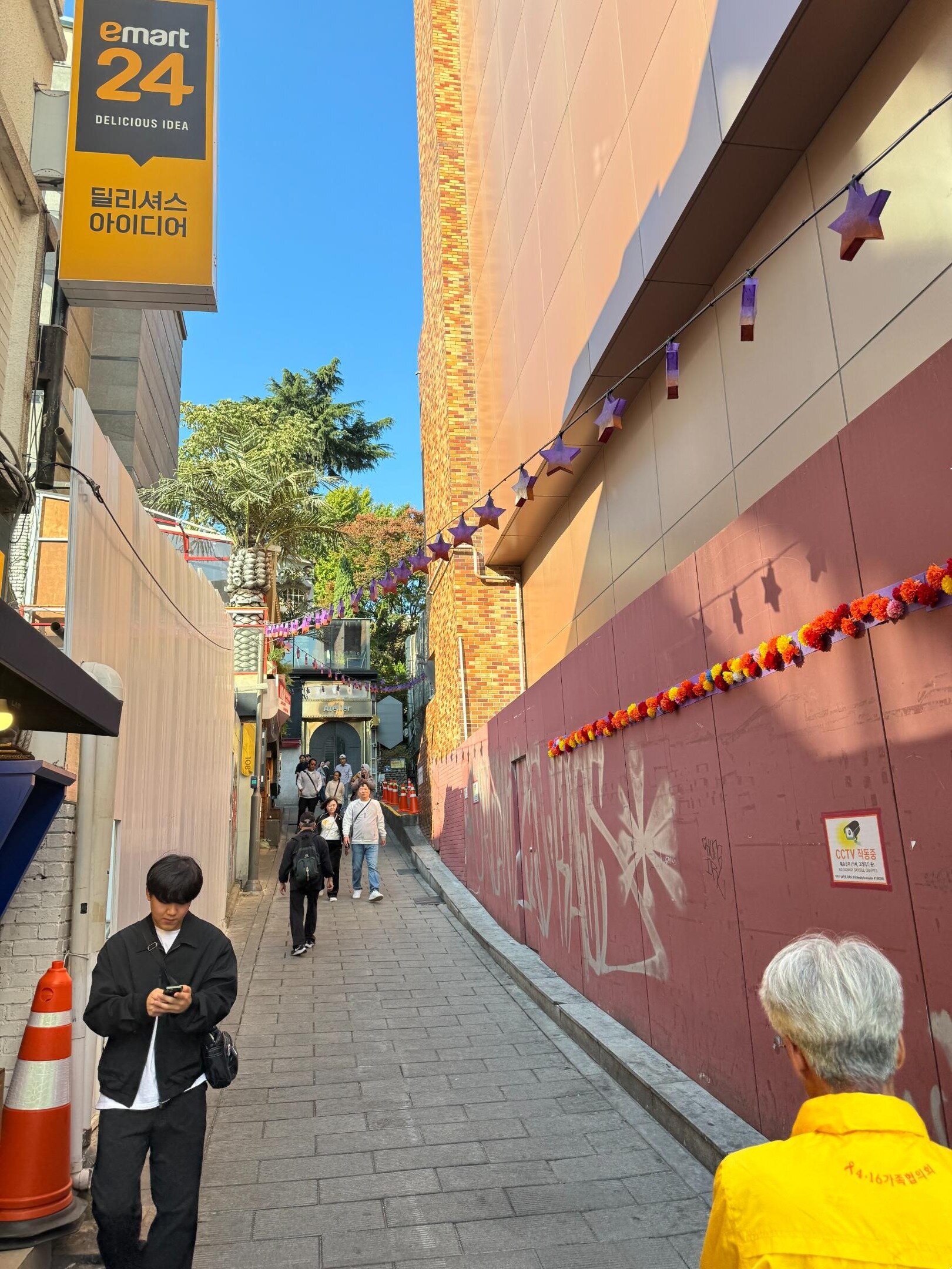 마약 형사 49명이 있던 골목에, 인파를 맡은 경찰은 한 명도 없었다